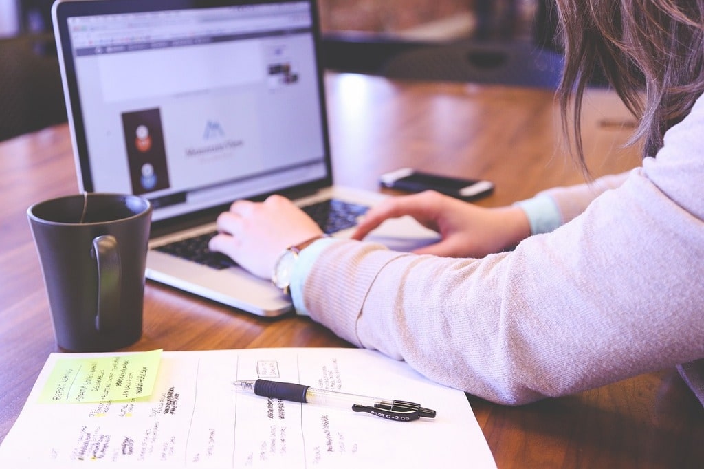 Comment l'automatisation redéfinit les interactions communicationnelles ?